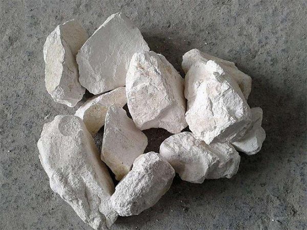 為什么要在魚塘里撒生石灰？